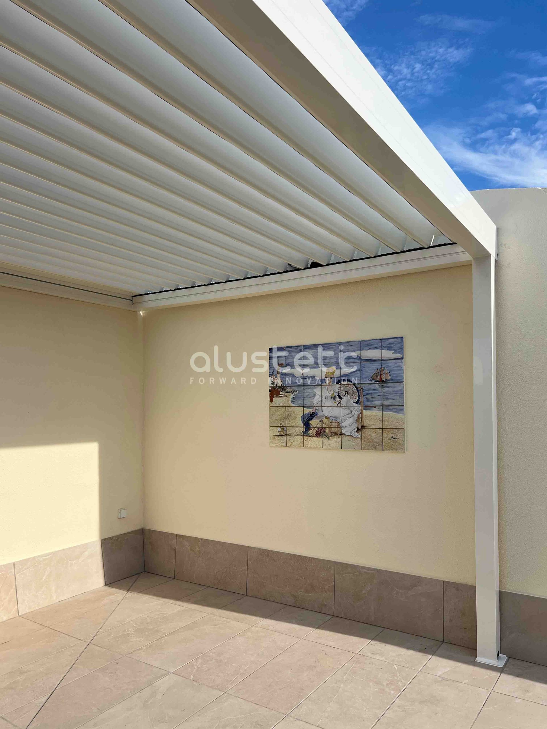 Pérgola bioclimática instalada en jardín o terraza
