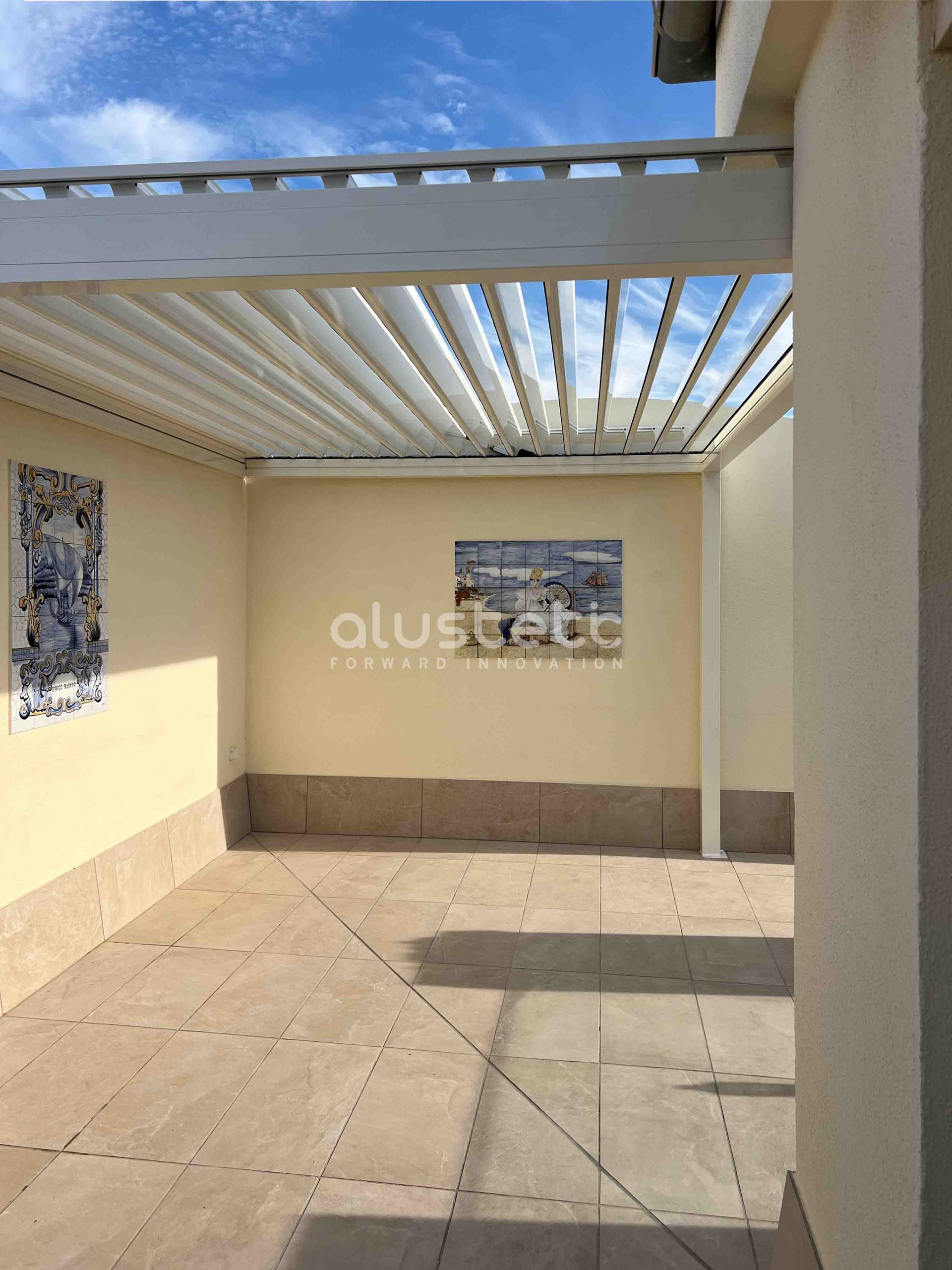 Detalle de instalación de pérgola en terraza exterior