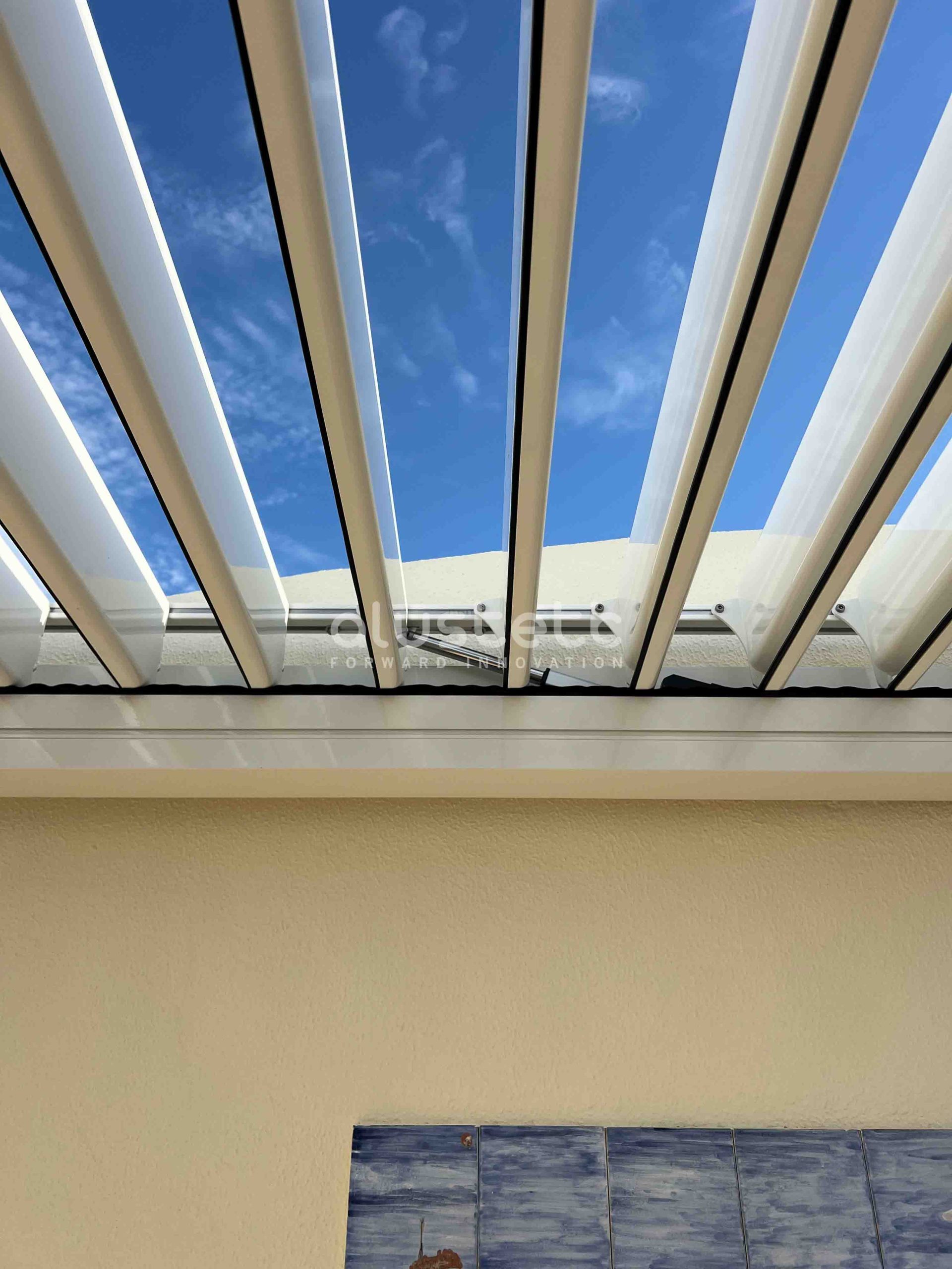 Pérgola bioclimática con perfil moderno de aluminio