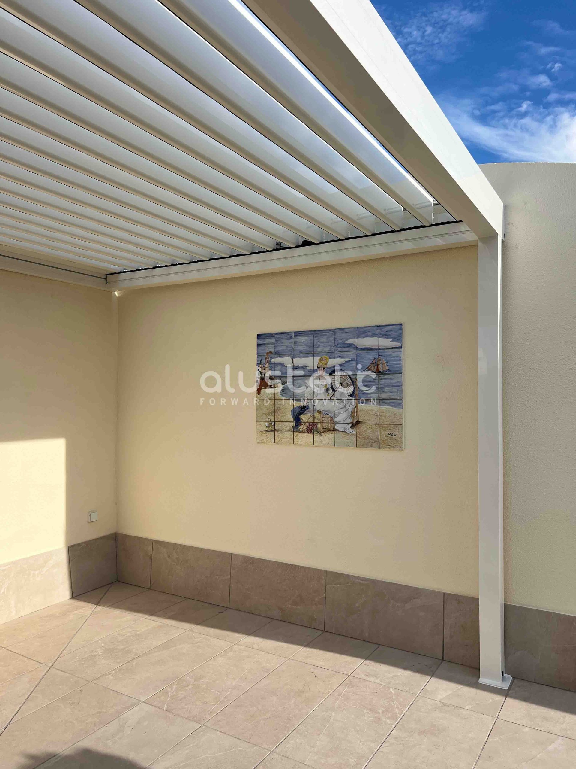 Detalle de una pérgola bioclimática con lamas orientables de aluminio