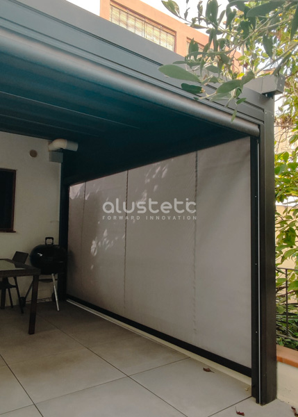 Pérgola tensada instalada en terraza con estructura de aluminio