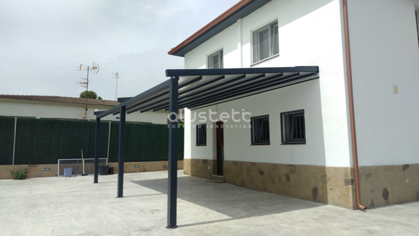 Pérgola tensada en vivienda con zona exterior protegida