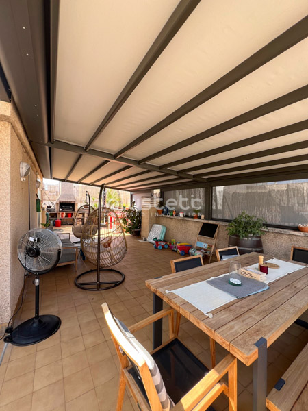 Pérgola tensada en terraza con zona exterior cubierta