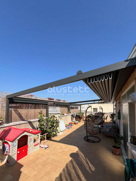 Pérgola tensada con solución de cerramiento lateral