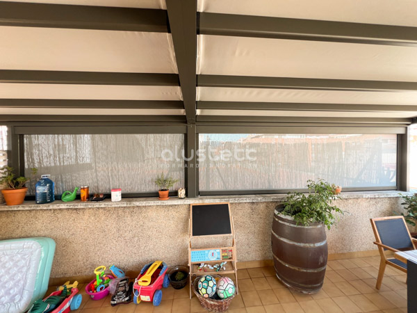 Pérgola tensada en proyecto exterior con estructura de aluminio