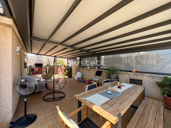 Pérgola tensada instalada en terraza exterior