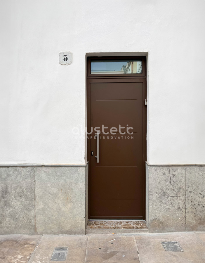 Puerta de entrada Steel K·LINE instalada