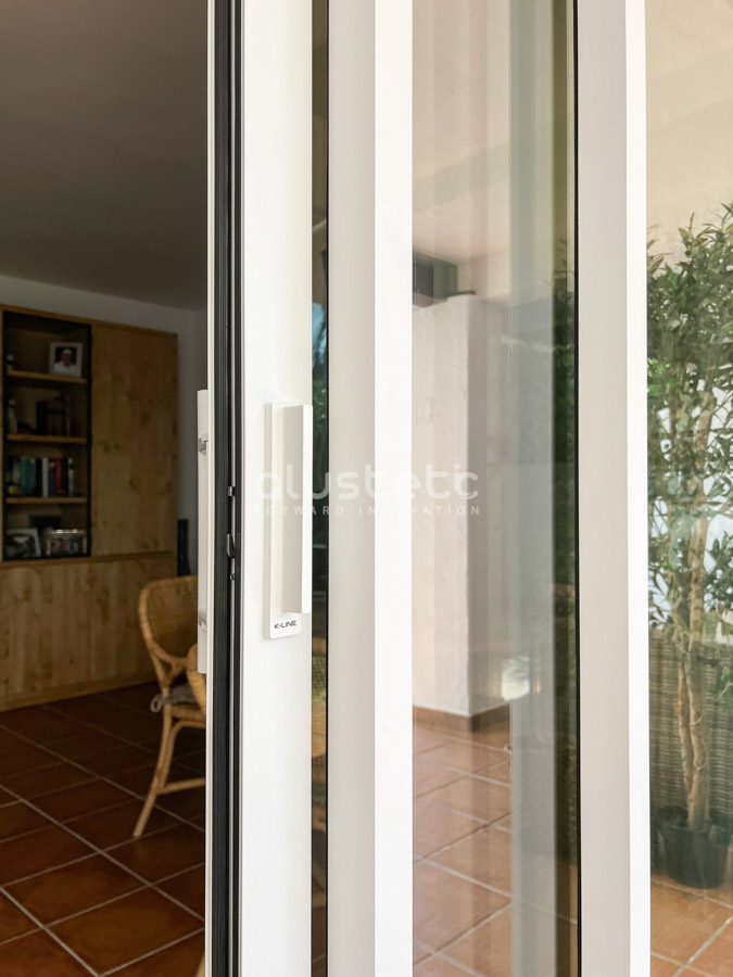 Ventanas de aluminio K·LINE en interior luminoso