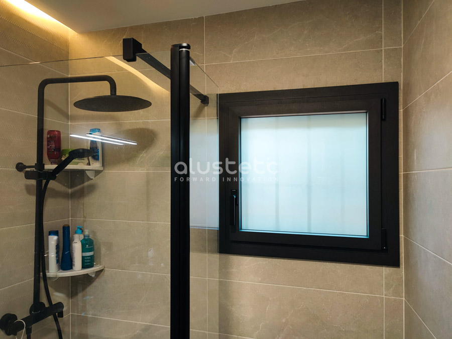 Ventanas practicables de aluminio K·LINE con buen paso de luz