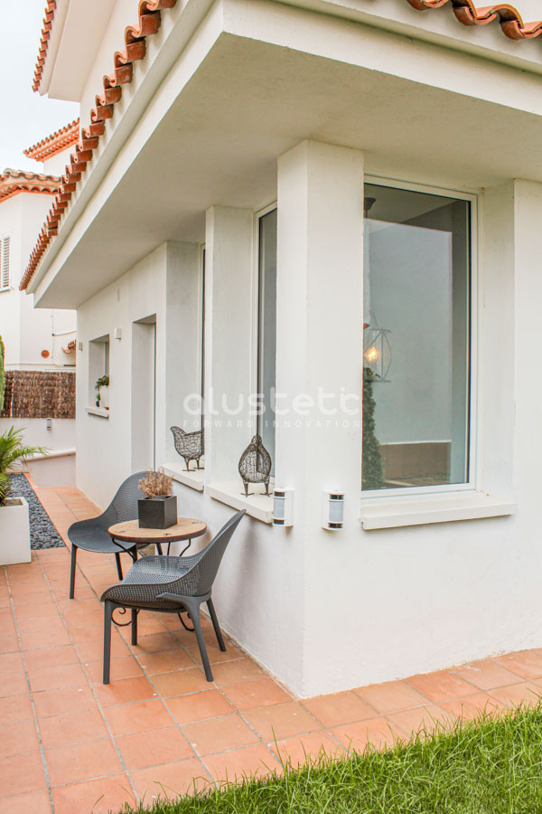 Detail of the K·LINE windows installed at the Spíti project