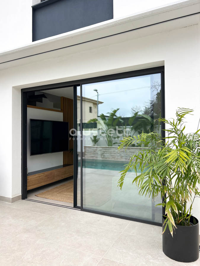 Balconera minimalista K·LINE con gran entrada de luz