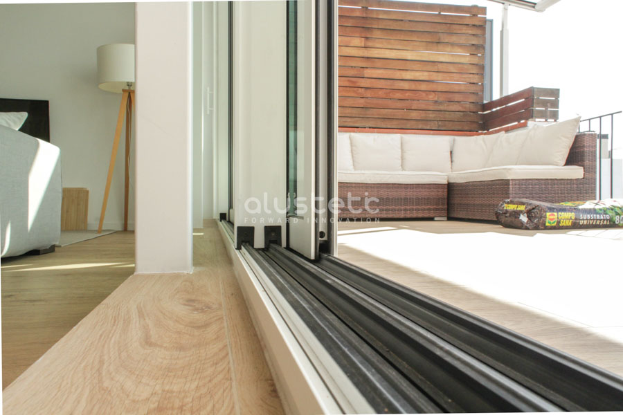 Detalle de la guía inferior de la balconera K·LINE KL-BC Plus
