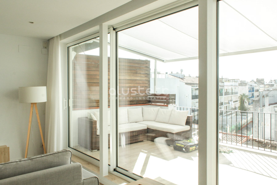 Balconera K·LINE abierta hacia la terraza del proyecto Tarátsa