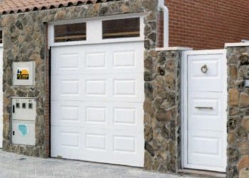 Puerta seccional con puerta peatonal lateral Puerta seccional con puerta peatonal lateral