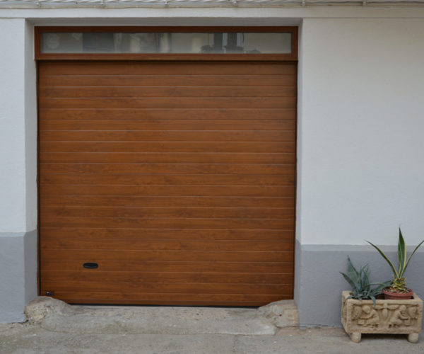 Puerta seccional color madera