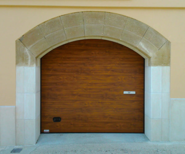Puerta seccional color madera