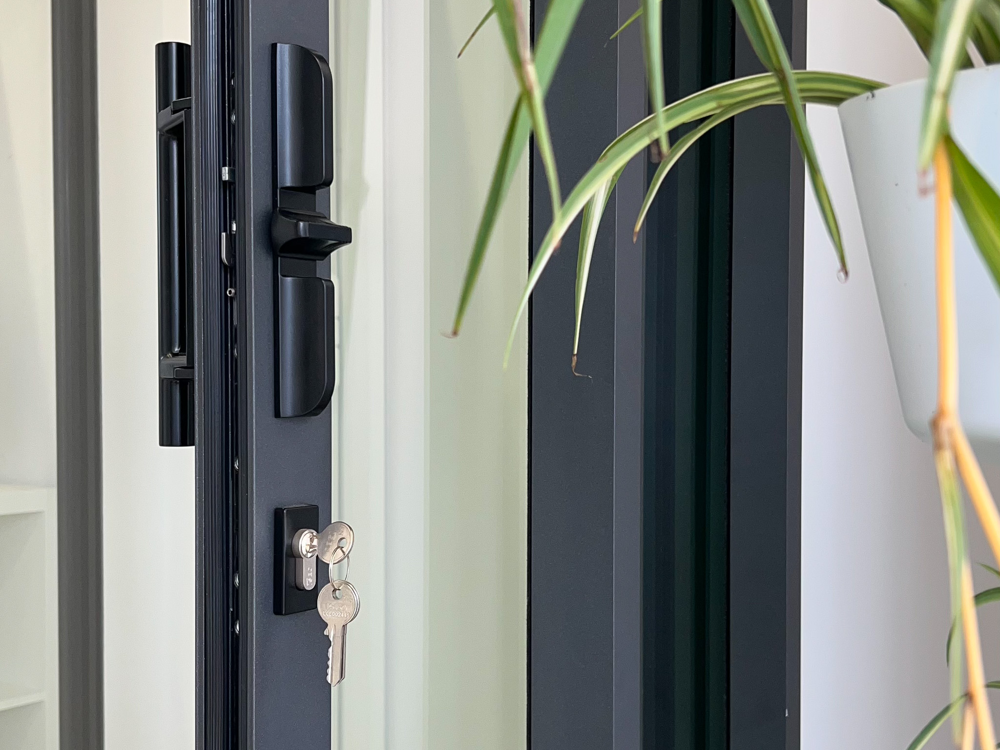 Detail of a K·LINE Galandage sliding door closing system