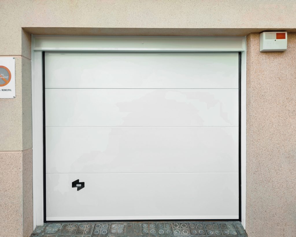 Puerta seccional de garaje color blanca