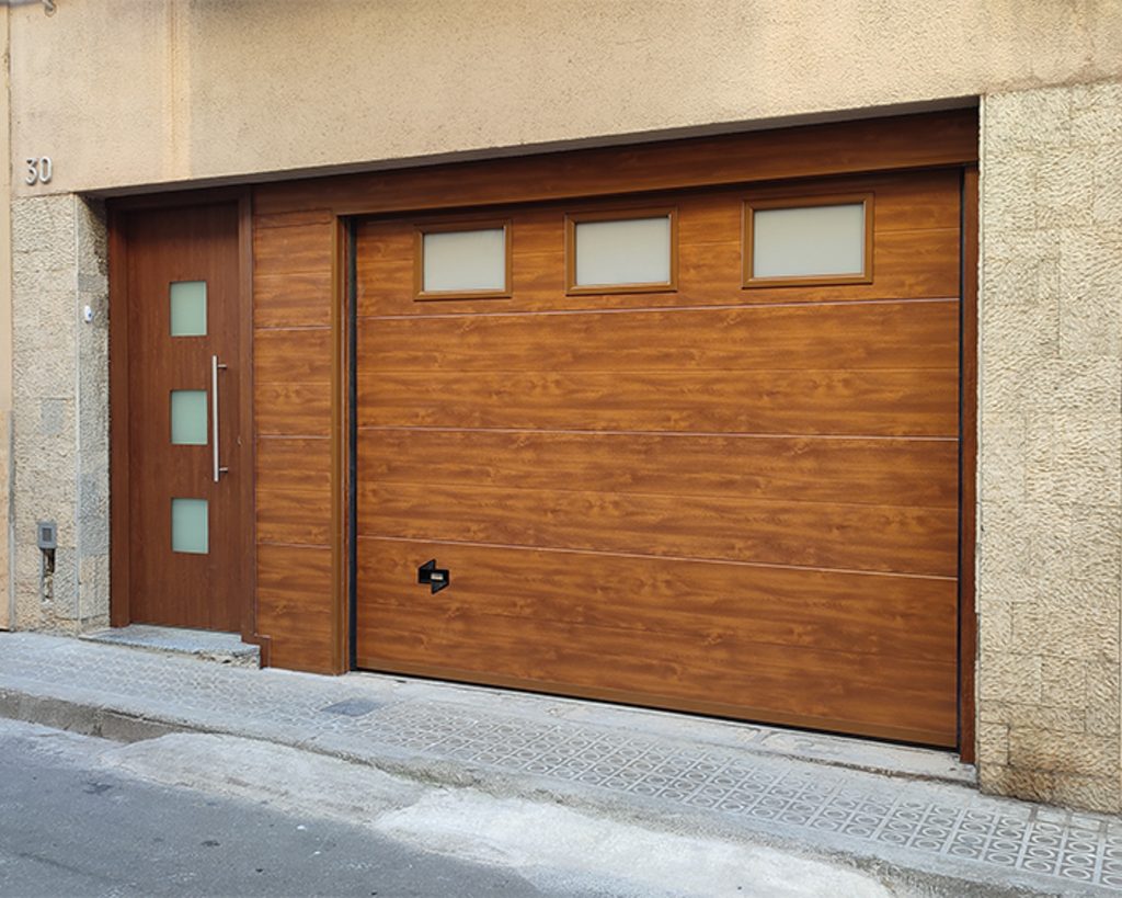 Puerta seccional de garaje color madera con puerta de entrada