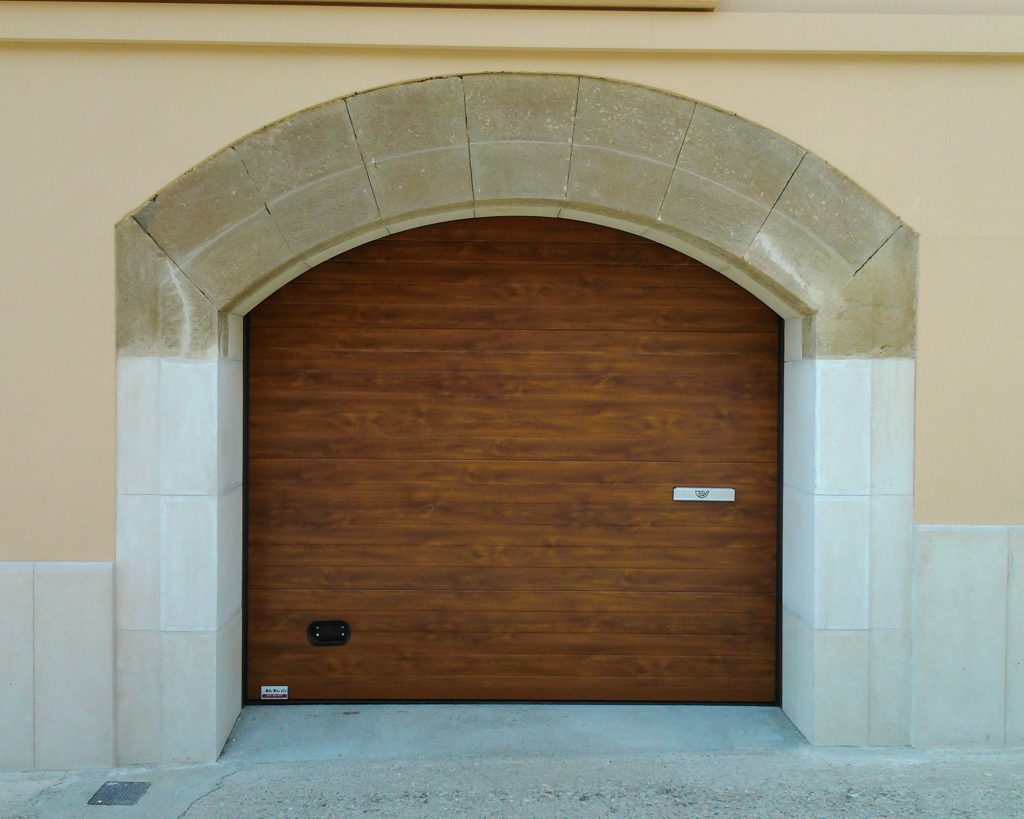 Puerta seccional de garaje color madera con arco