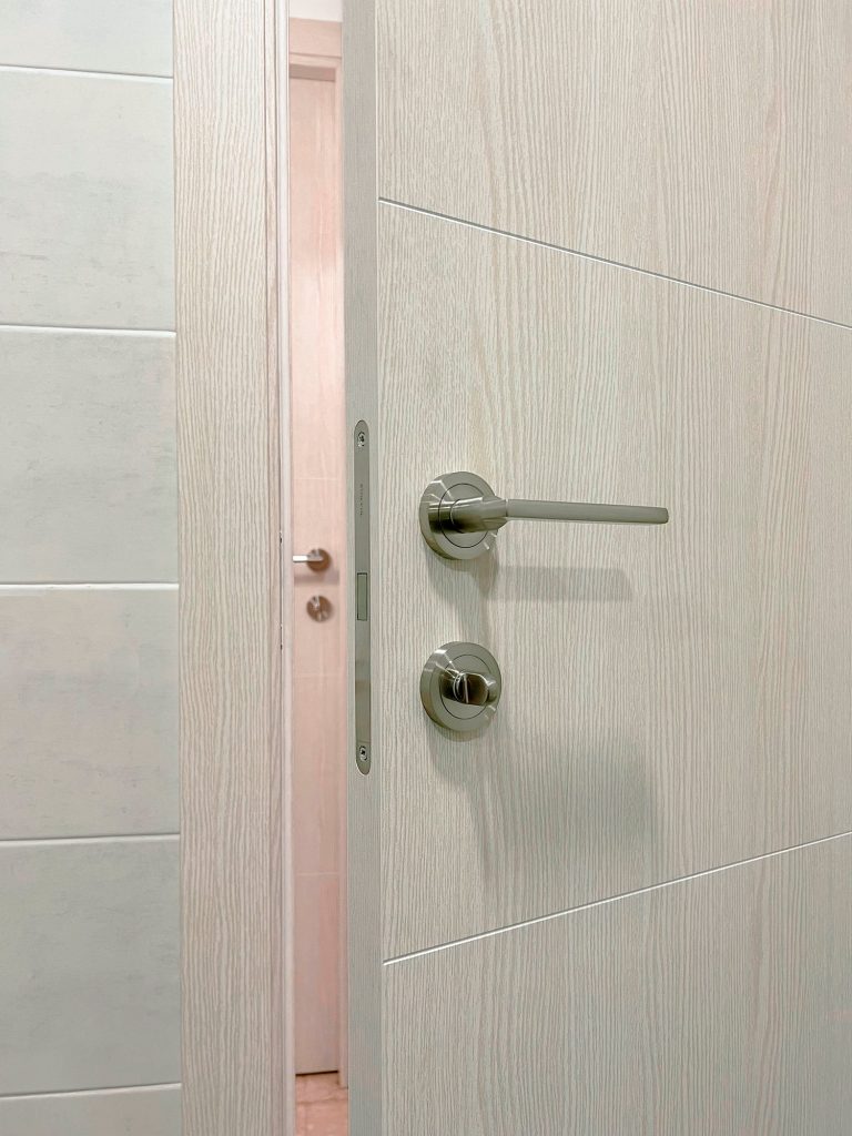 Detalle manilla con condena puerta de interior de aluminio color roble blanco