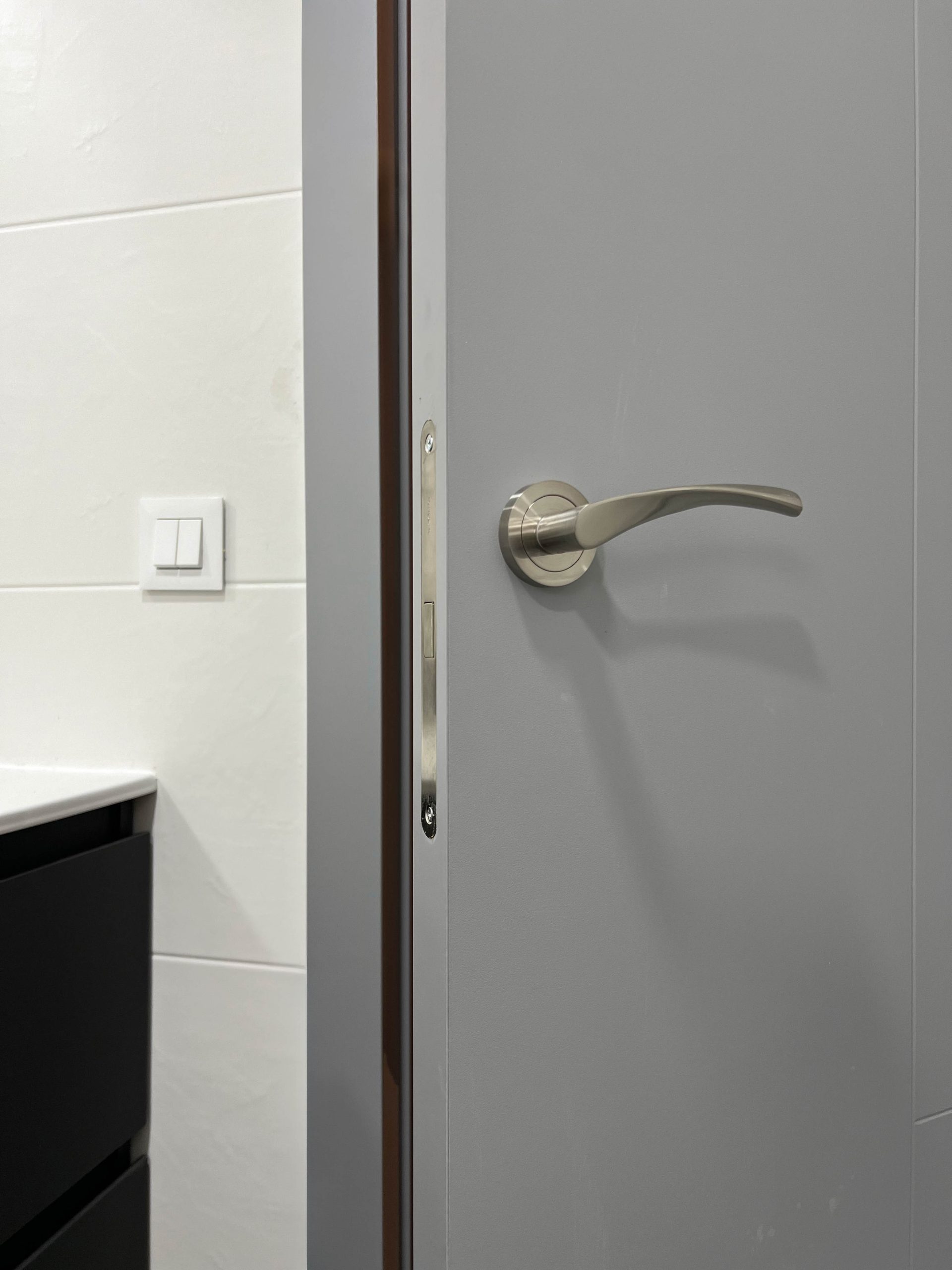 Puerta de interior color gris tráfico