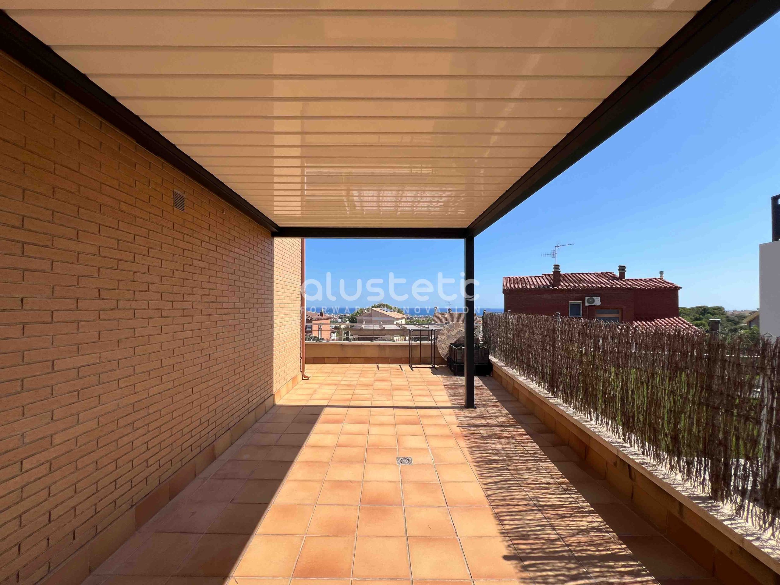 Pérgola bioclimática con las lamas cerradas en Calafell