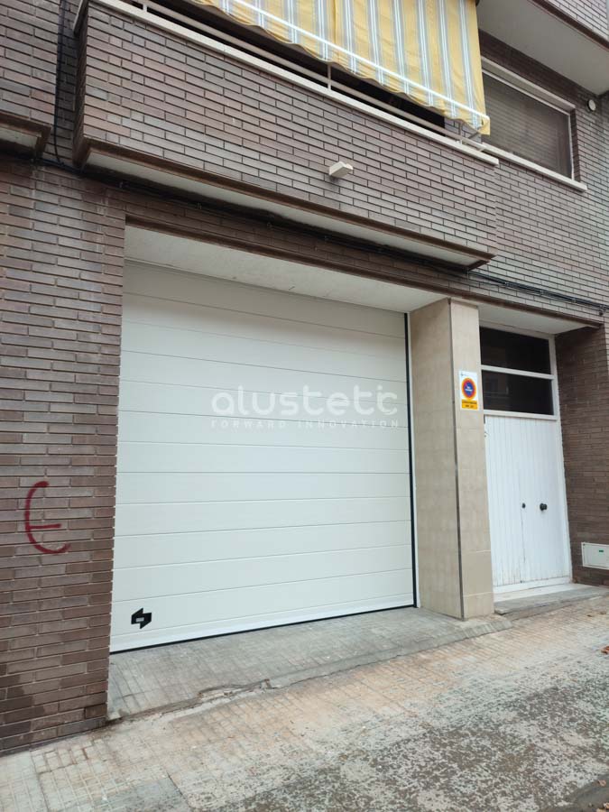 Puerta seccional instalada a medida en una vivienda