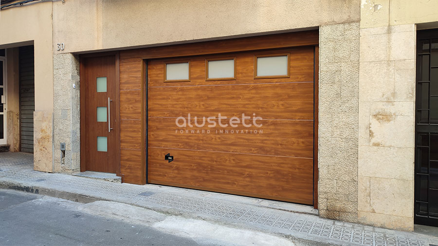 Puerta seccional con ventanas y acabado imitación madera