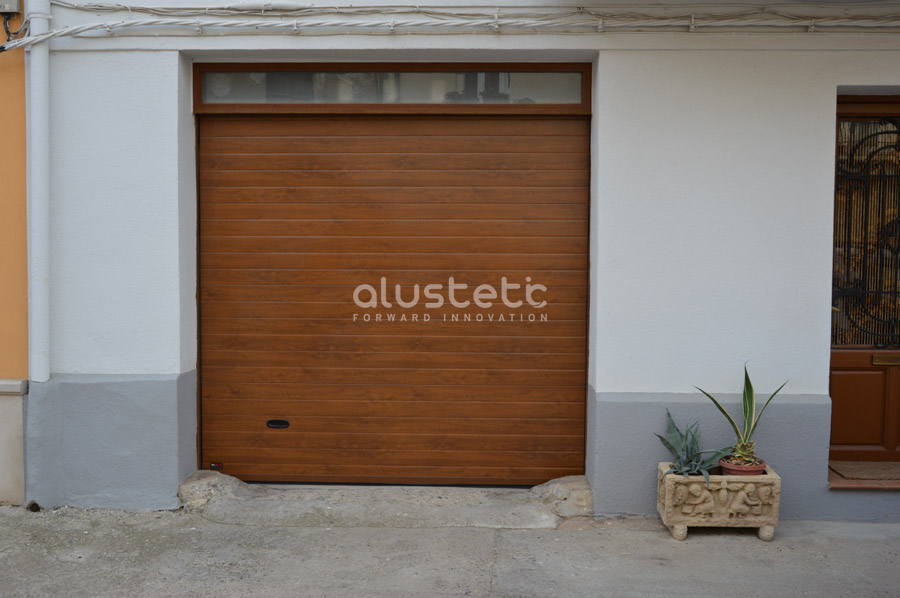 Puerta seccional de diseño contemporáneo