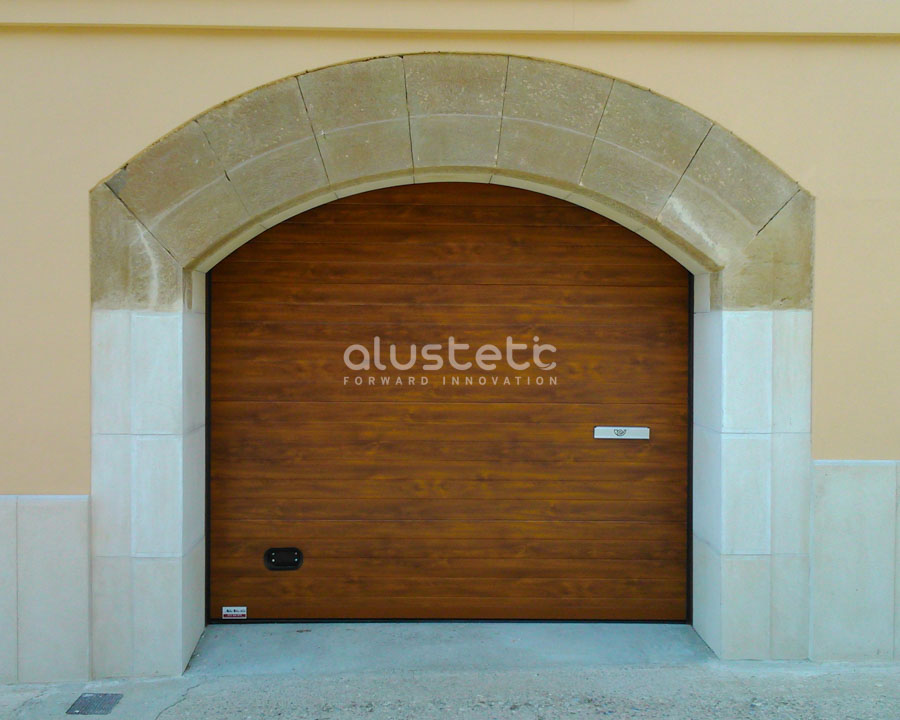 Puerta seccional de garaje adaptada a un hueco arqueado