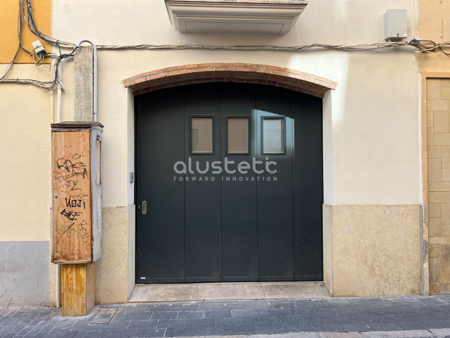 Puerta seccional lateral que se desliza hacia un lado