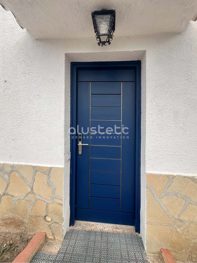 Installed slatted aluminium entrance door