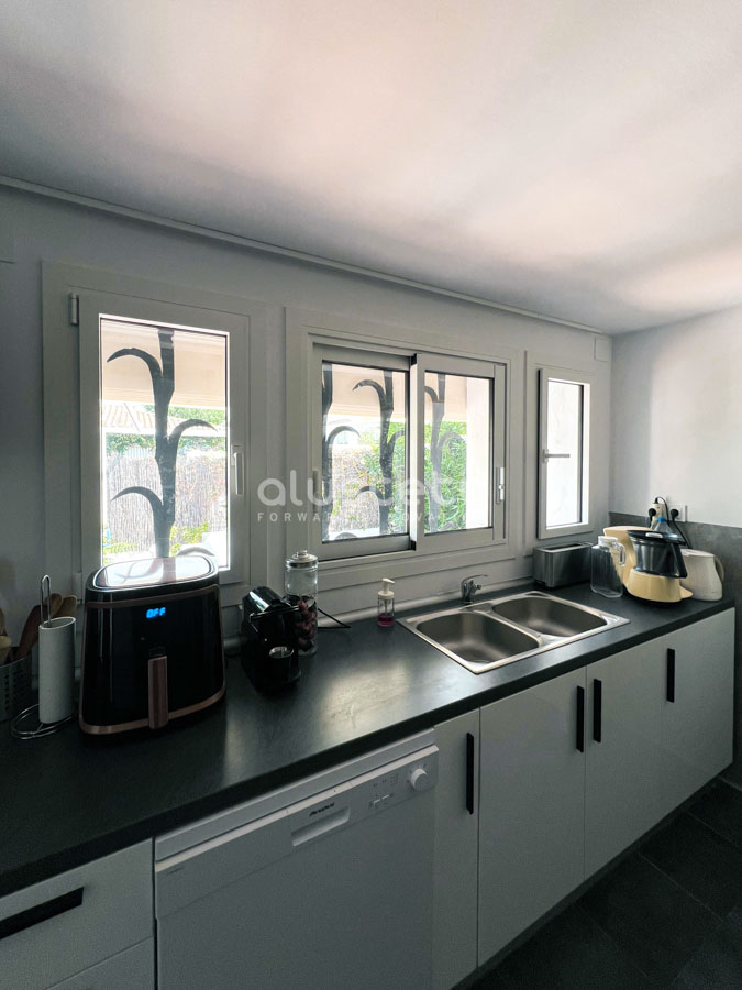 Ventana corredera KLBC de K·LINE instalada en la cocina del proyecto Iremía
