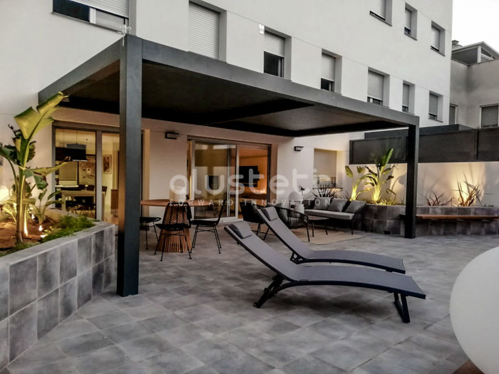 Detail of the louvres on the Vioklimatikós bioclimatic pergola