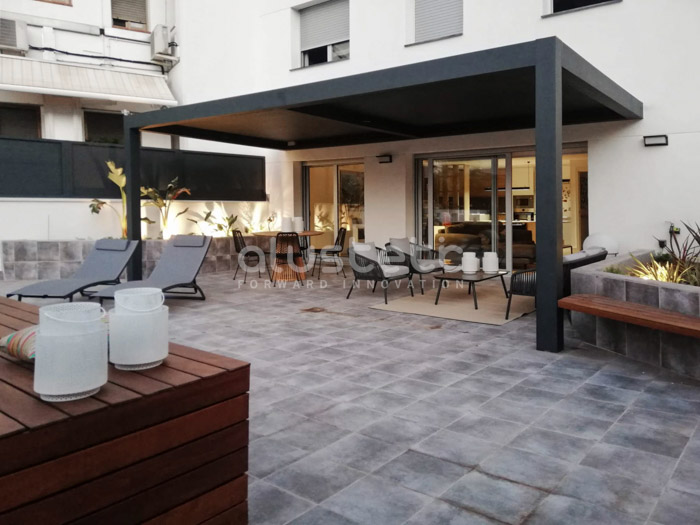 Bioclimatic pergola installed on a terrace in Vilanova i la Geltrú