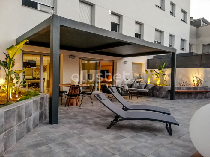 Overall view of the bioclimatic pergola installed at Vioklimatikós