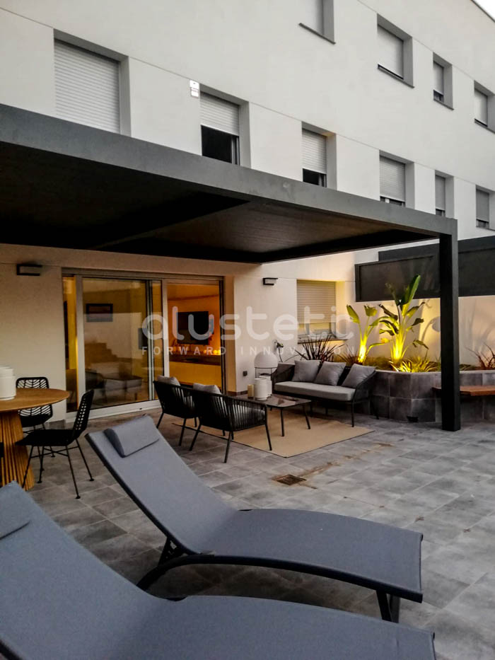 Adjustable louvres at the Vioklimatikós bioclimatic pergola