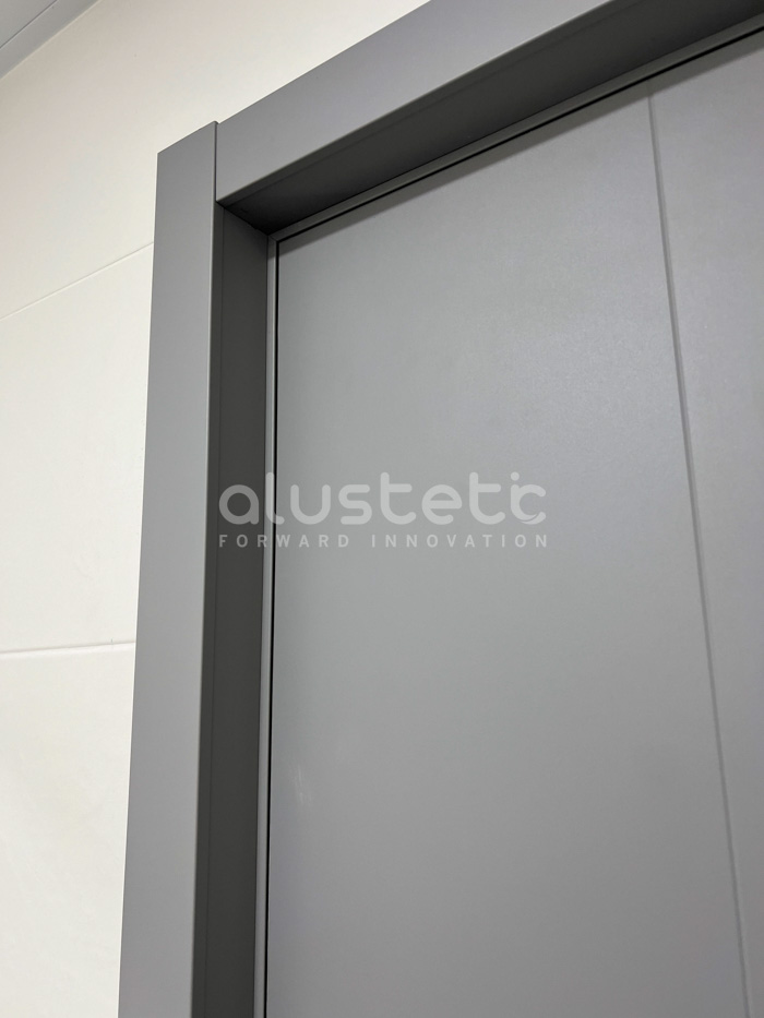 Detall del marc d'alumini d'una porta interior