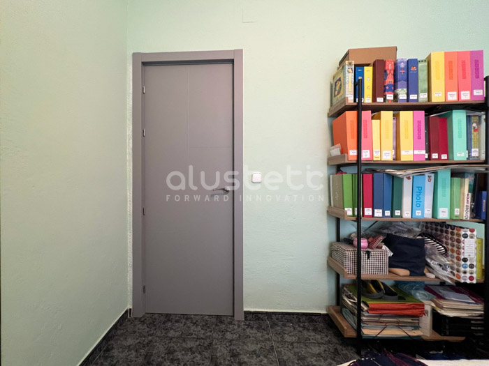 Habitació amb porta interior d'alumini gris