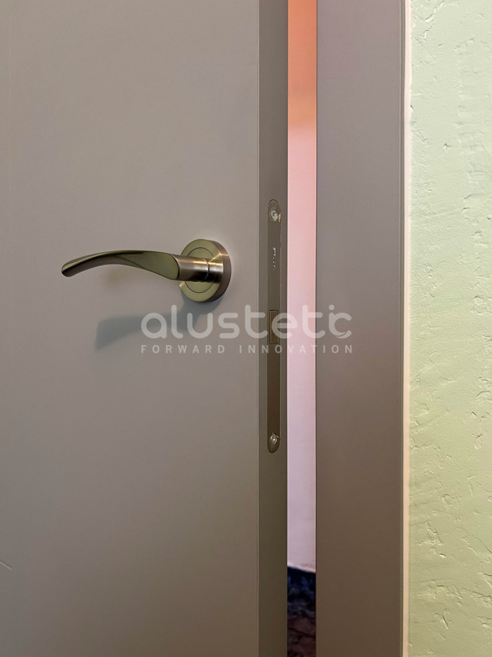 Detall de la maneta d'una porta interior d'alumini