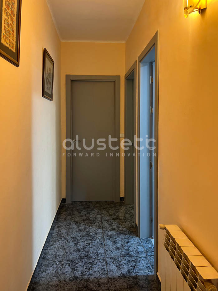 Passadís amb diverses portes interiors d'alumini