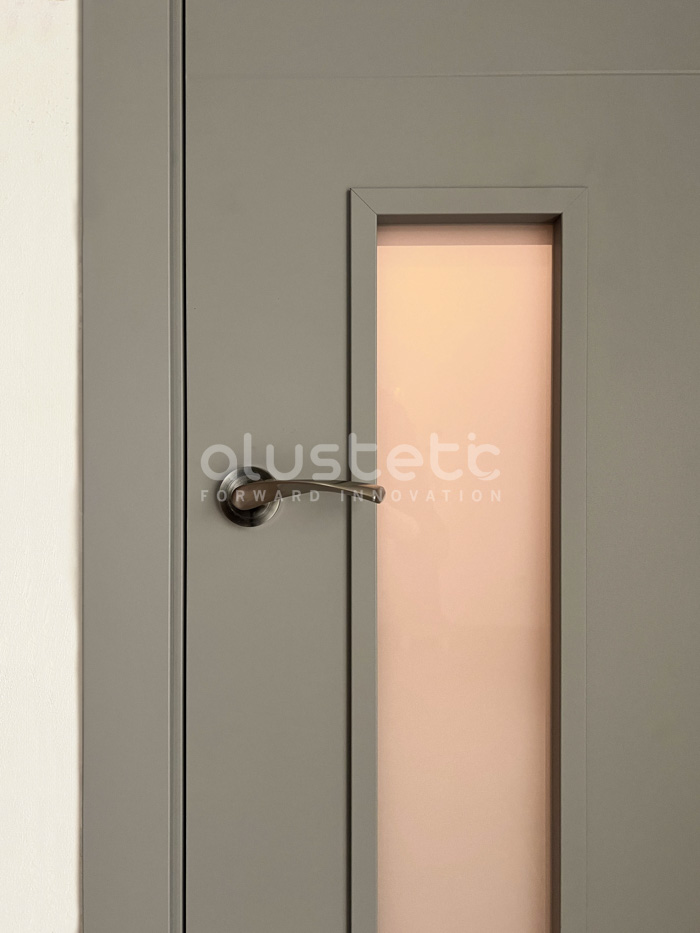 Detall del vidre d'una porta interior d'alumini