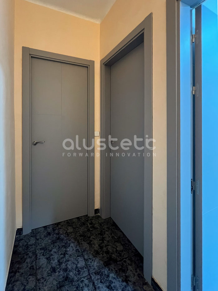 Diverses portes interiors d'alumini grises instal·lades en un distribuïdor
