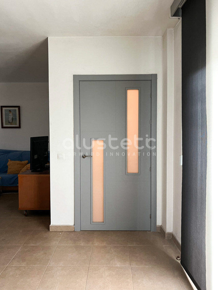 Porta doble interior d'alumini gris instal·lada a Sant Vicenç dels Horts