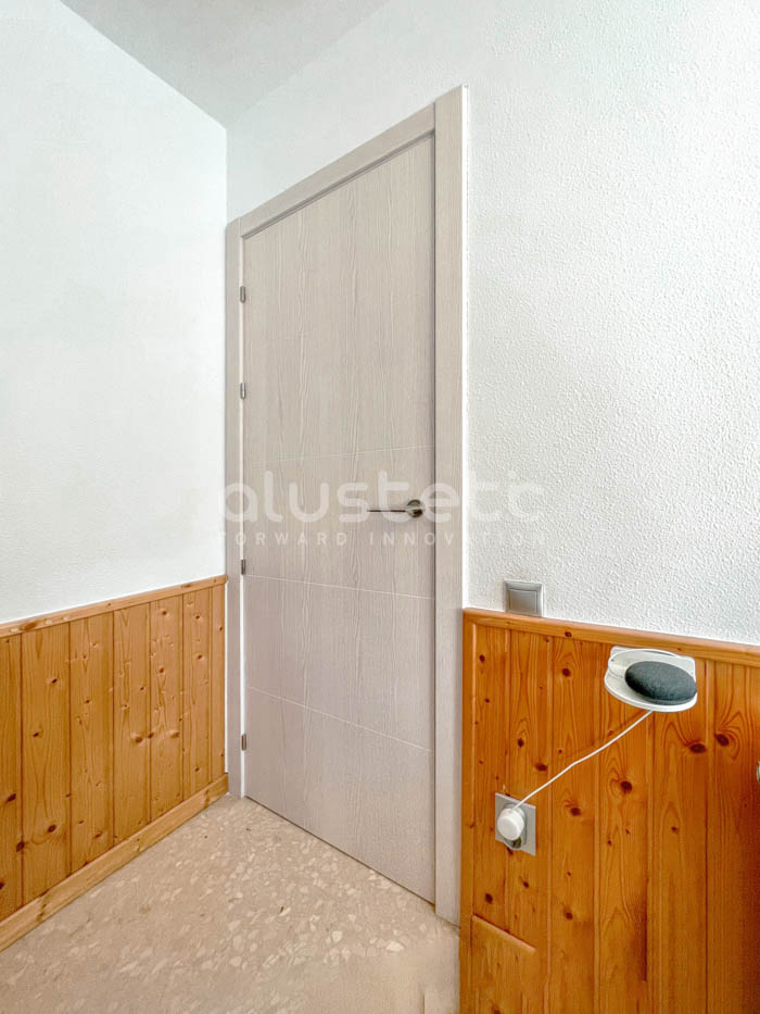 Aluminium interior door fitted within the home