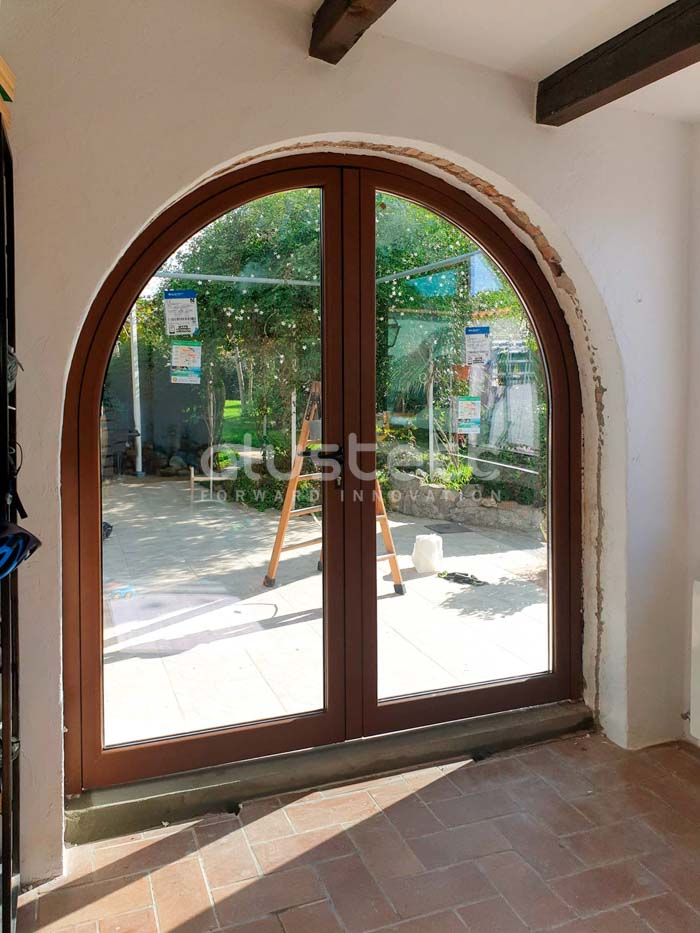 Porta d'entrada amb forma corba del projecte Kípos vista des de l'interior