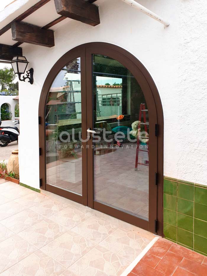 Porta d'entrada amb forma corba del projecte Kípos