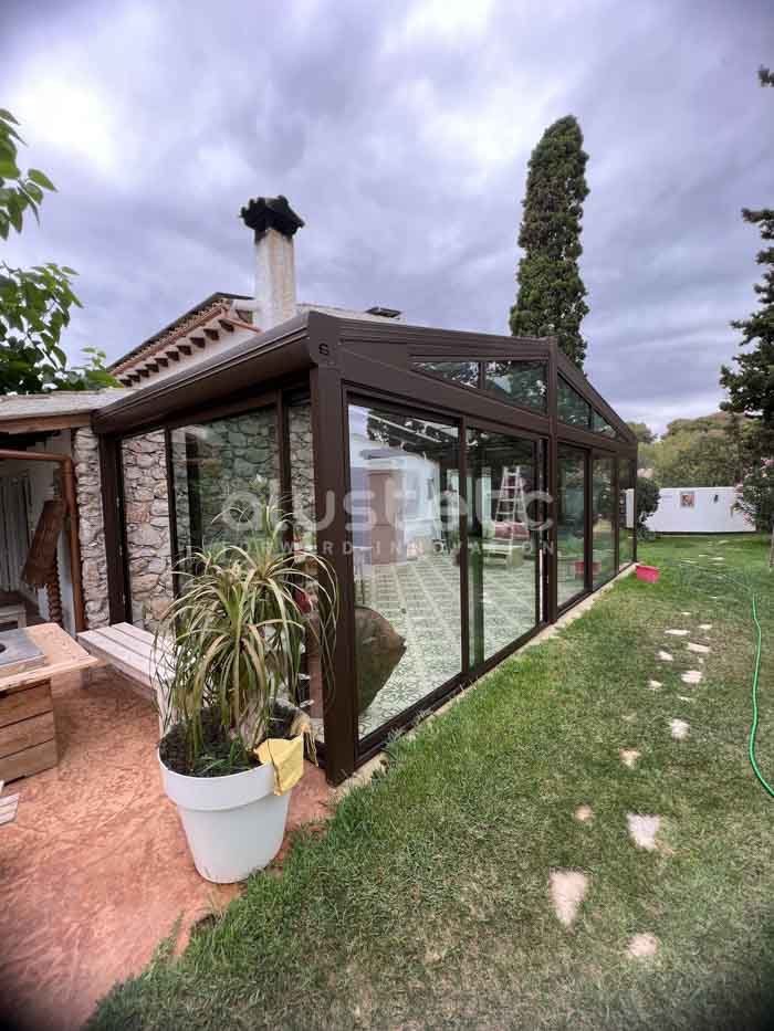 Vista exterior del tancament de vidre i alumini del projecte Kípos