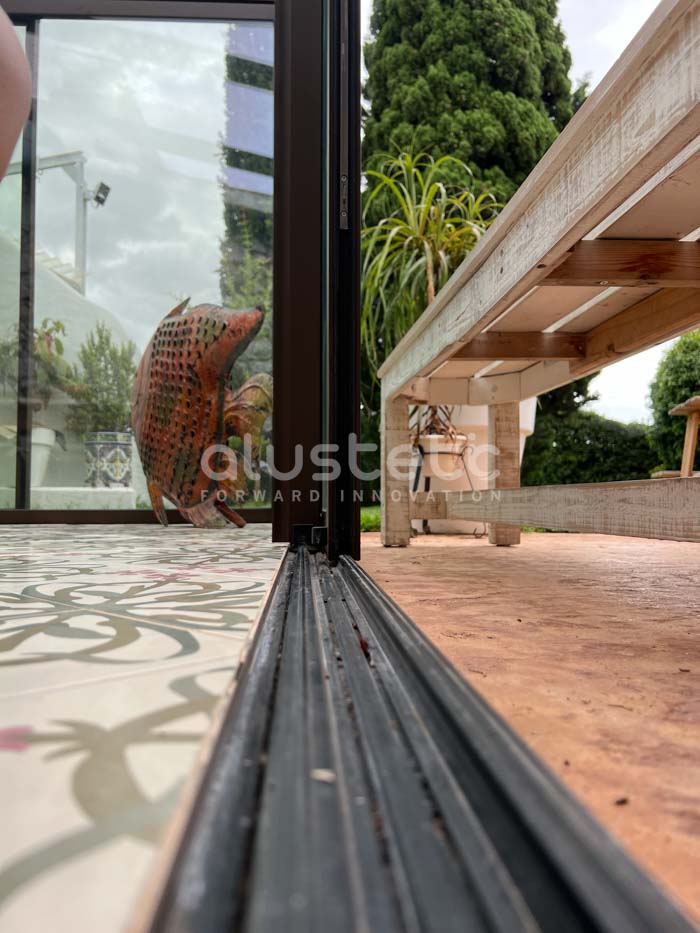 Perfil inferior encastat de les balconeres K·LINE del projecte Kípos